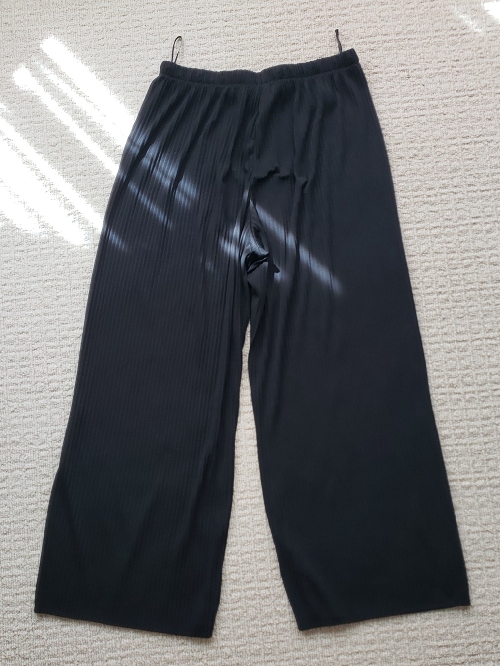 Uniqlo Black Wide-Leg Pleated Pants
